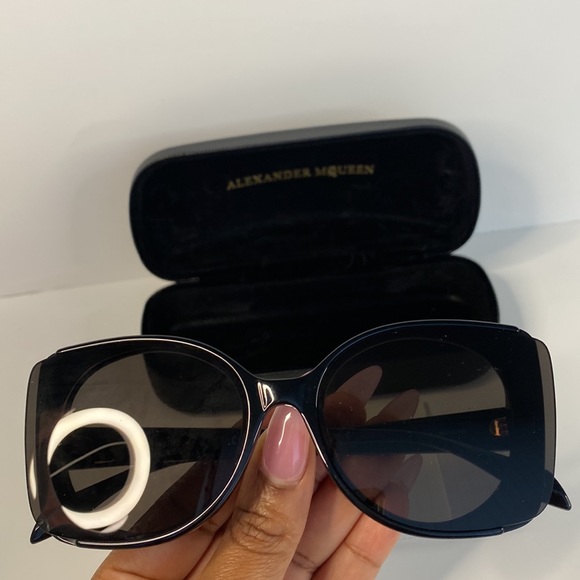 ALEXANDER MCQUEEN AM0250S 001 butterfly sunglass black frame grey smoke lenses. - Picture 15 of 15